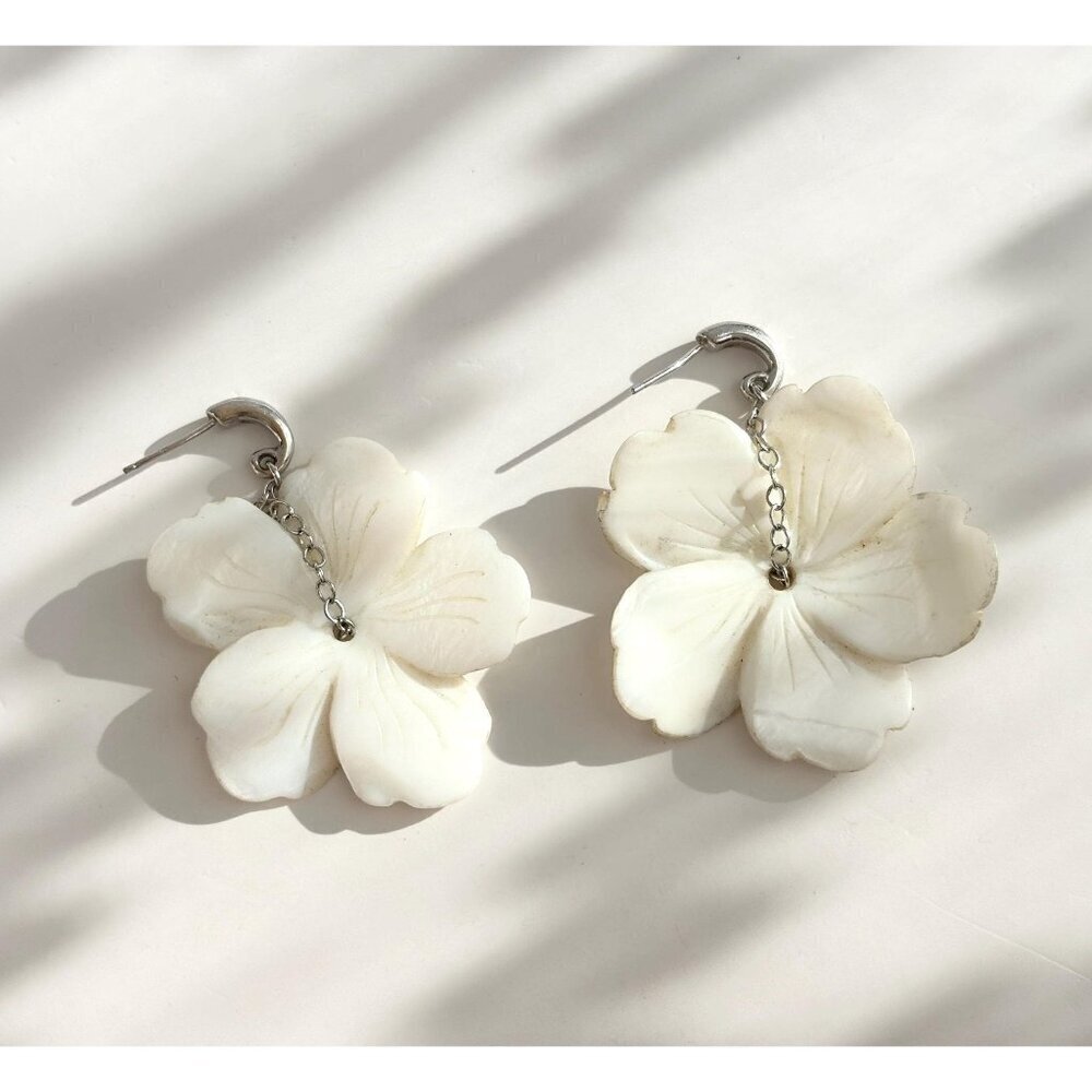 Mother of Pearl Hand Carved Floral Pendant w/ Sterling Silver 925 Earrings
